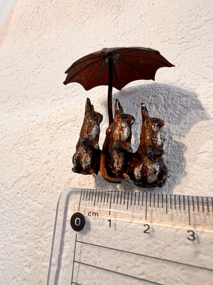 ビエナブロンズ　ミニチュアのフィギュア　３匹のうさぎと傘 ビエナブロンズ ミニチュアのフィギュア 3匹のうさぎと傘 【公式通販】