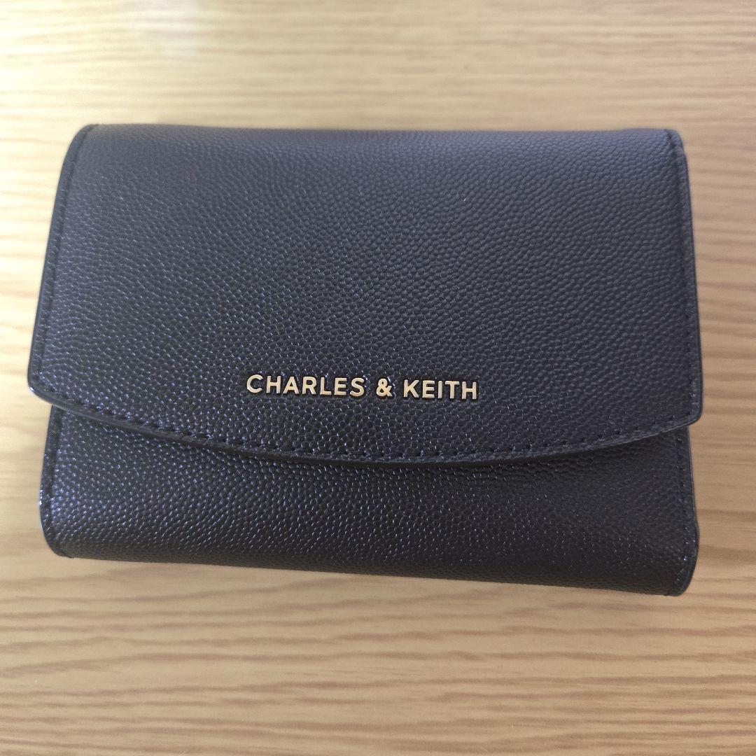 CHARLES & KEITH 三つ折り財布 ブラック - メルカリ