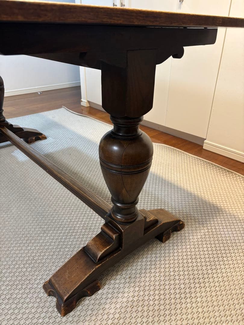 アンティーク調ダイニングテーブル