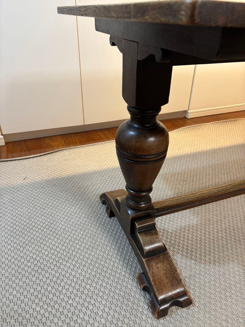 アンティーク調ダイニングテーブル