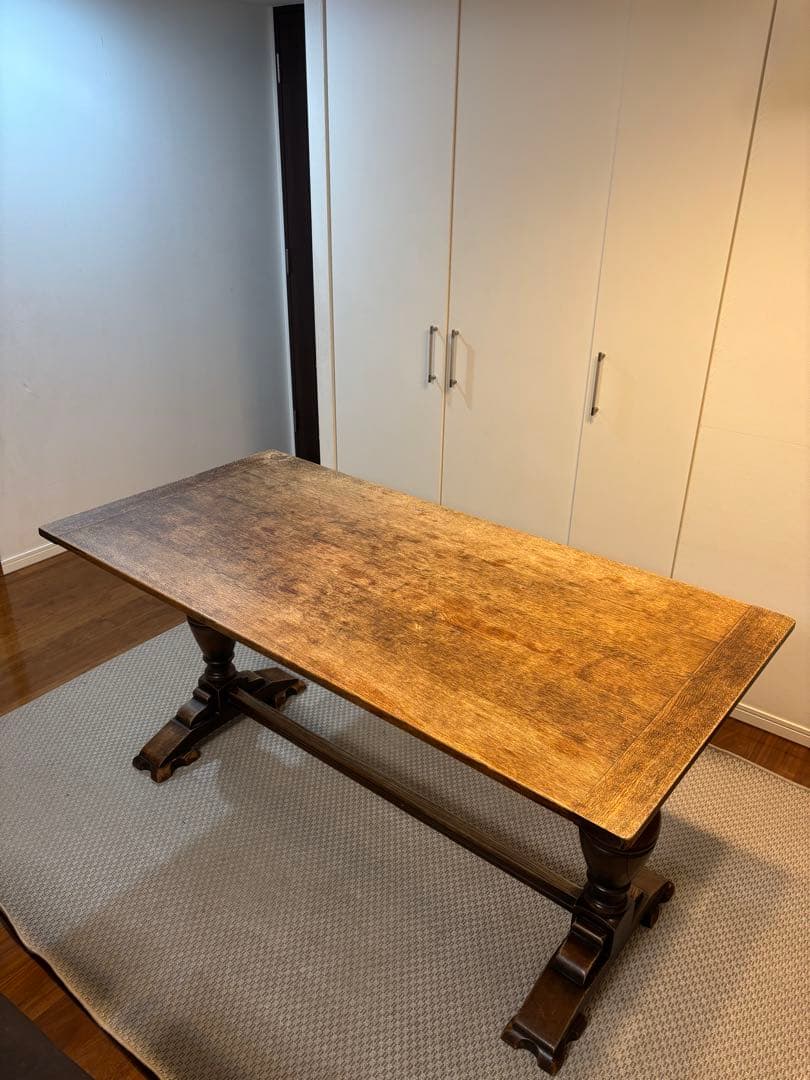 アンティーク調ダイニングテーブル