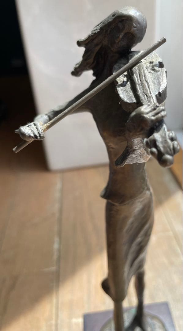 バイオリンを演奏する女性のブロンズ像 高さ約30センチ