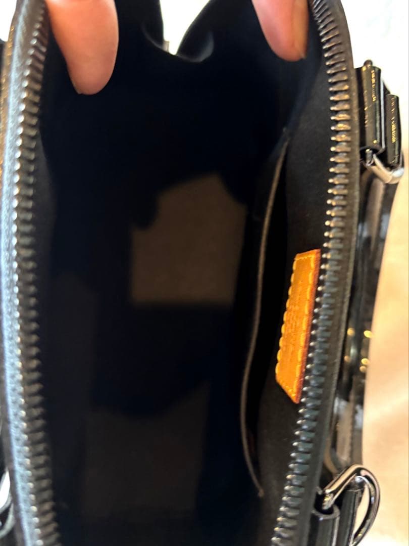 ルイ ヴィトン ヴェルニ アルマBB ハンドバッグ ショルダーバッグ エナメル黒