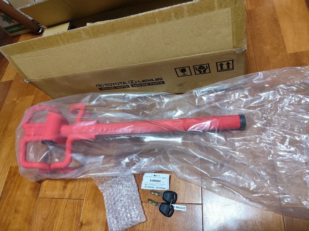 TOYOTA ステアリングロック 赤　新品未使用　梱包
