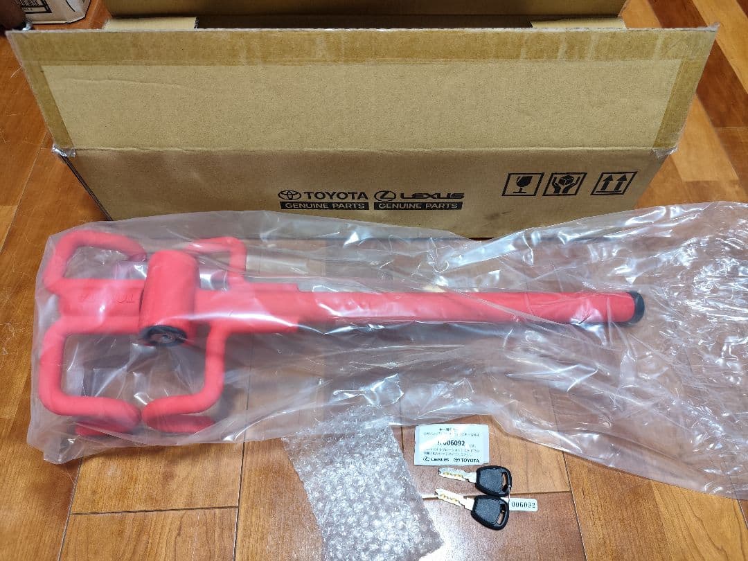 TOYOTA ステアリングロック 赤　新品未使用　梱包
