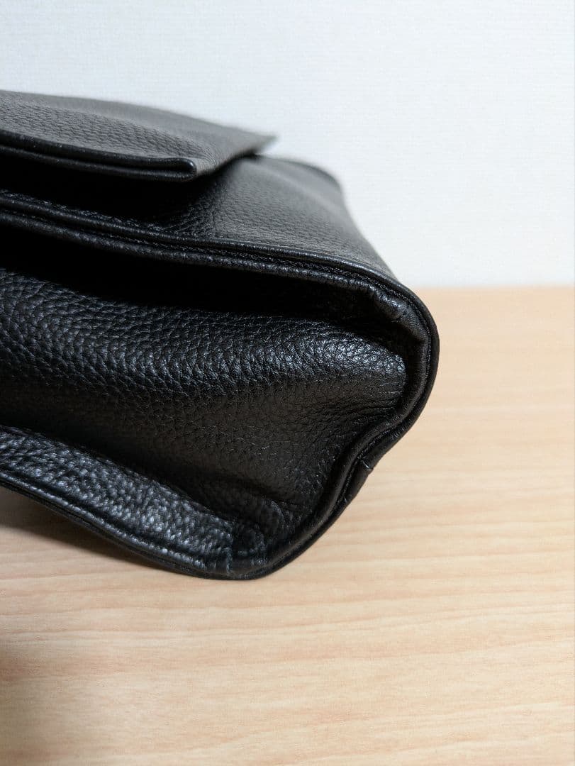 イアパピヨネ　ワイドテープショルダーバッグ　ブラック　黒　レザー　本革