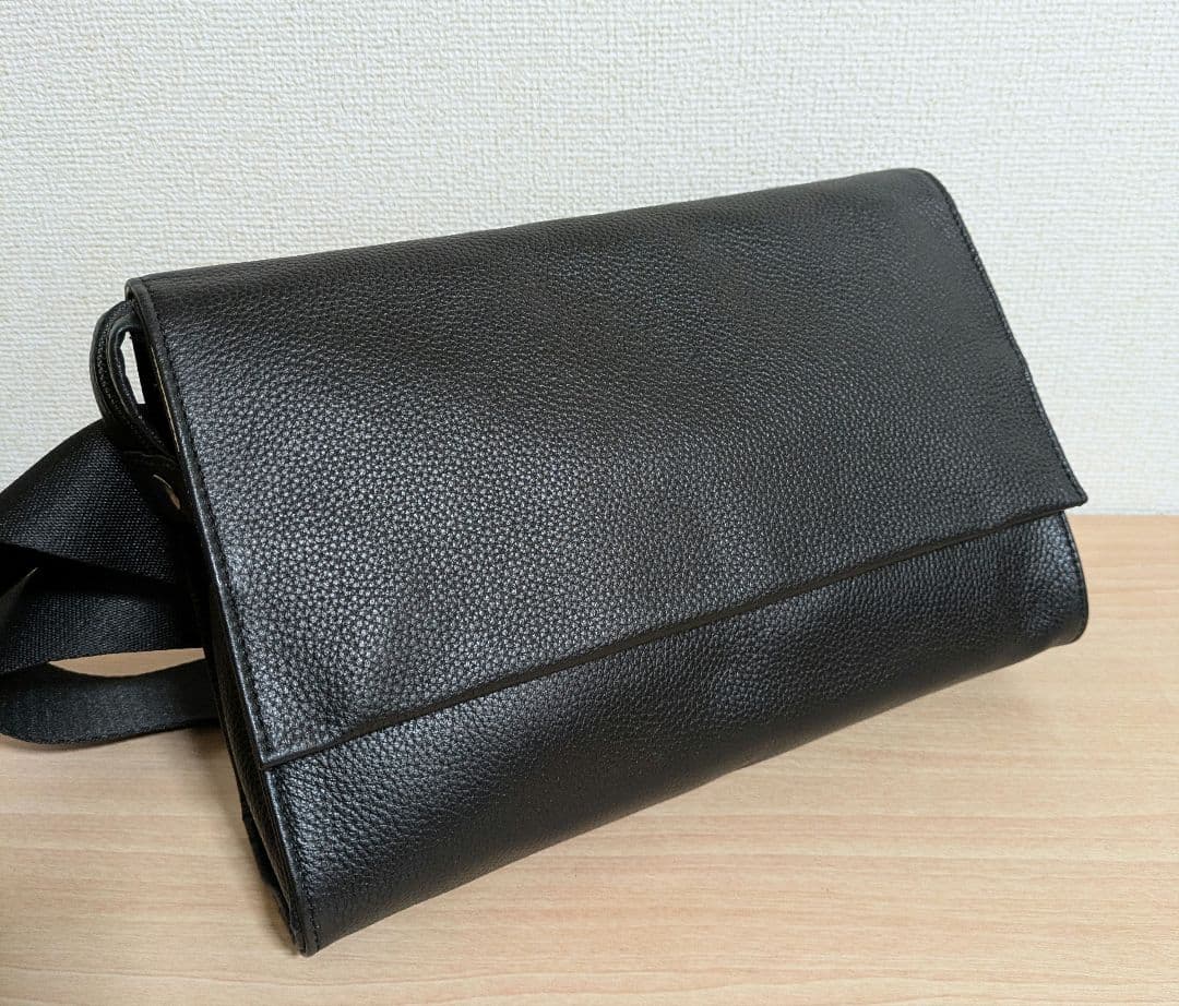 イアパピヨネ　ワイドテープショルダーバッグ　ブラック　黒　レザー　本革