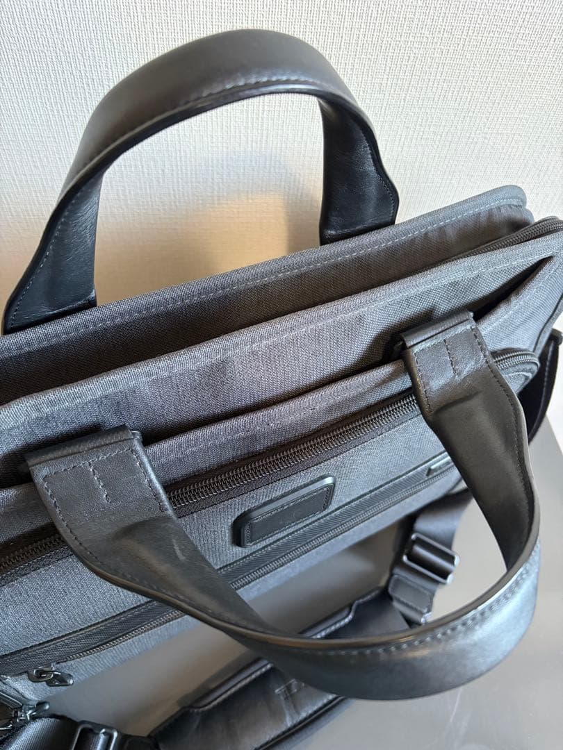 TUMI ビジネスバッグ鞄 レザー本革グレー灰色 スリム