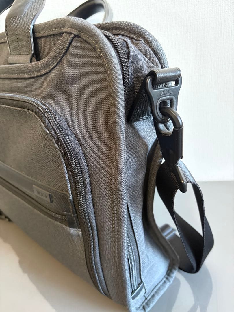 TUMI ビジネスバッグ鞄 レザー本革グレー灰色 スリム