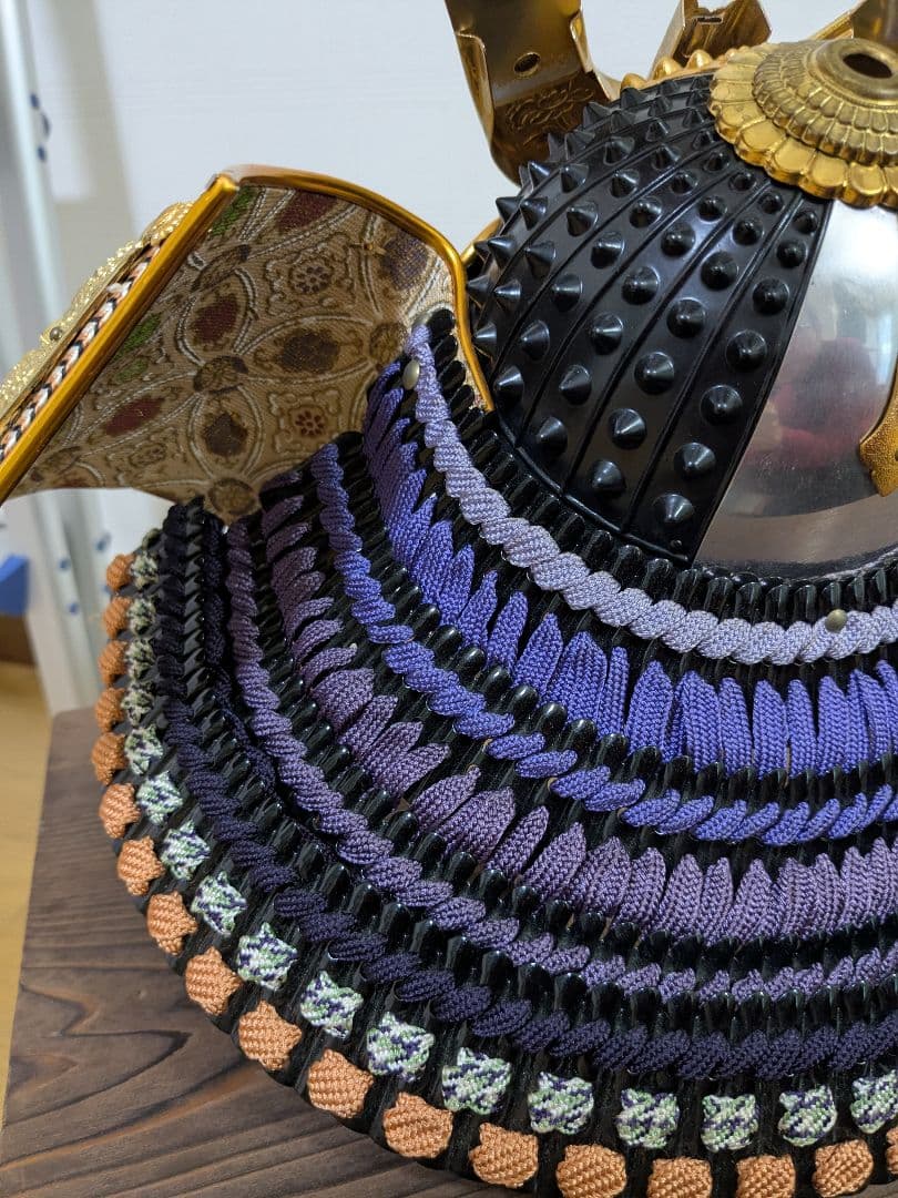 伝統的な日本の兜 金色装飾付き