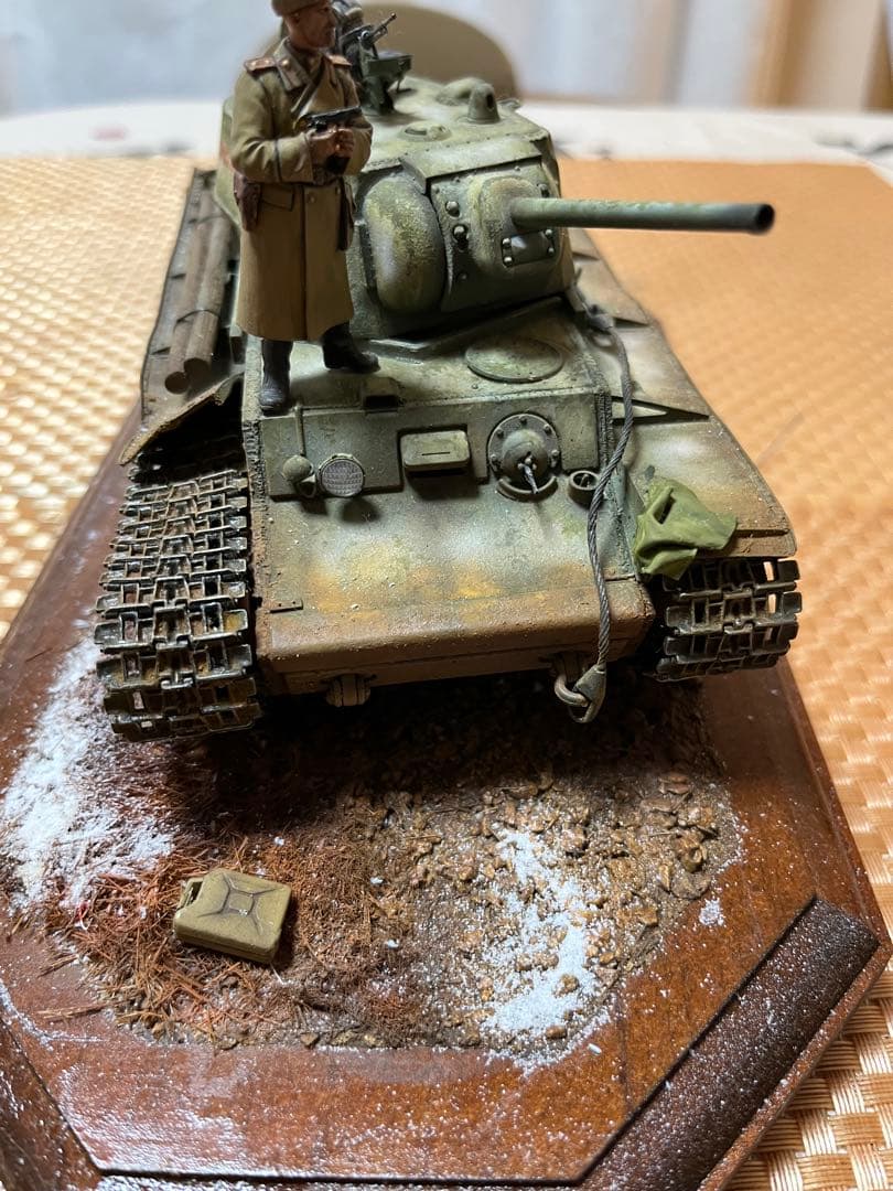 タミヤ1/35ソビエト重戦車KV-1(組立完成品)[台座・兵士2体]