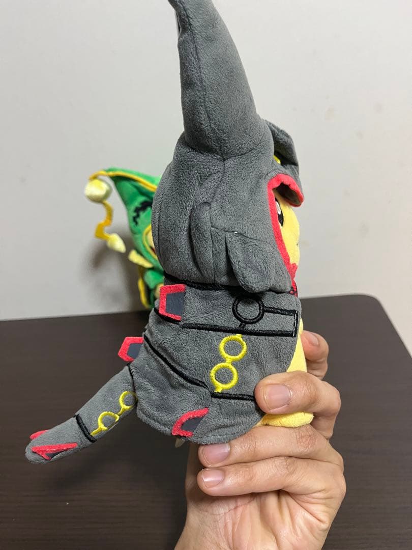 メガレックウザのポンチョを着たピカチュウ　黒いレックウザポンチョを着たピカチュウ