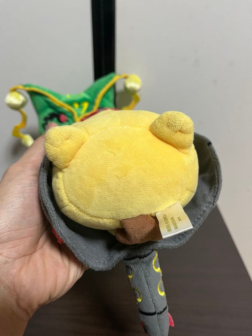 メガレックウザのポンチョを着たピカチュウ　黒いレックウザポンチョを着たピカチュウ