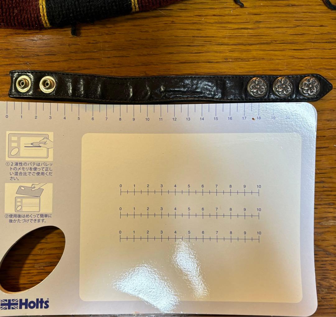 クロムハーツスネーク黒レザーバングル メタルボタン付き