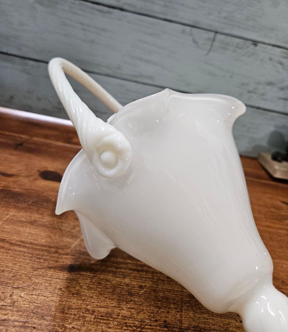 フランスアンティーク オパリンガラスの花瓶 フリル ツイストハンドル