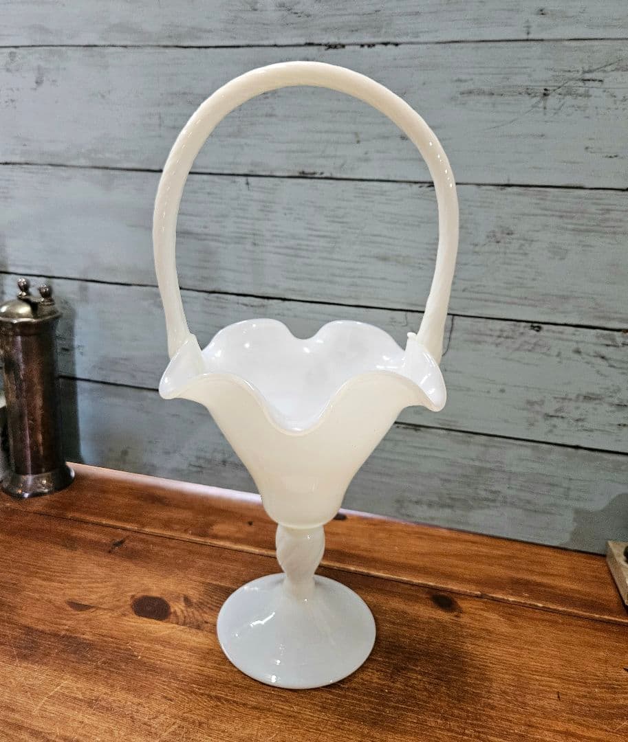 フランスアンティーク オパリンガラスの花瓶 フリル ツイストハンドル