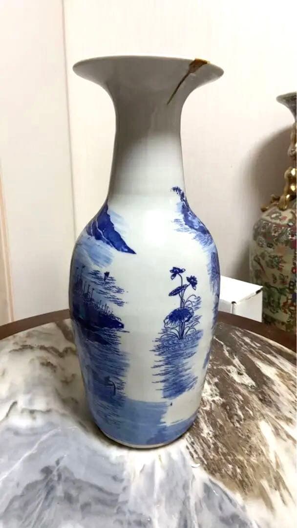 2体の価格 青白磁の花瓶 人物と風景の手描き絵