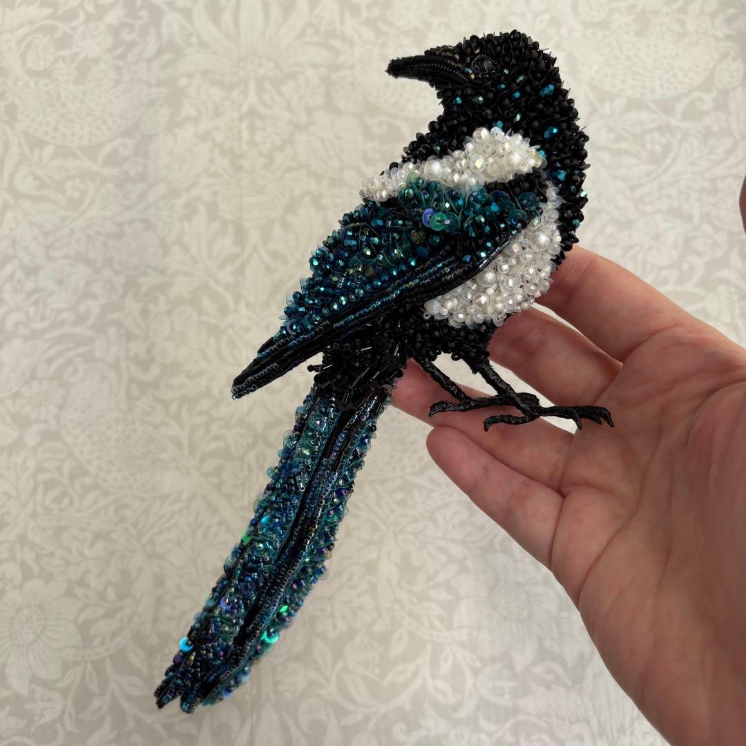 カササギ】ビッグサイズ ビーズ刺繍ブローチバッグチャーム Crow dream