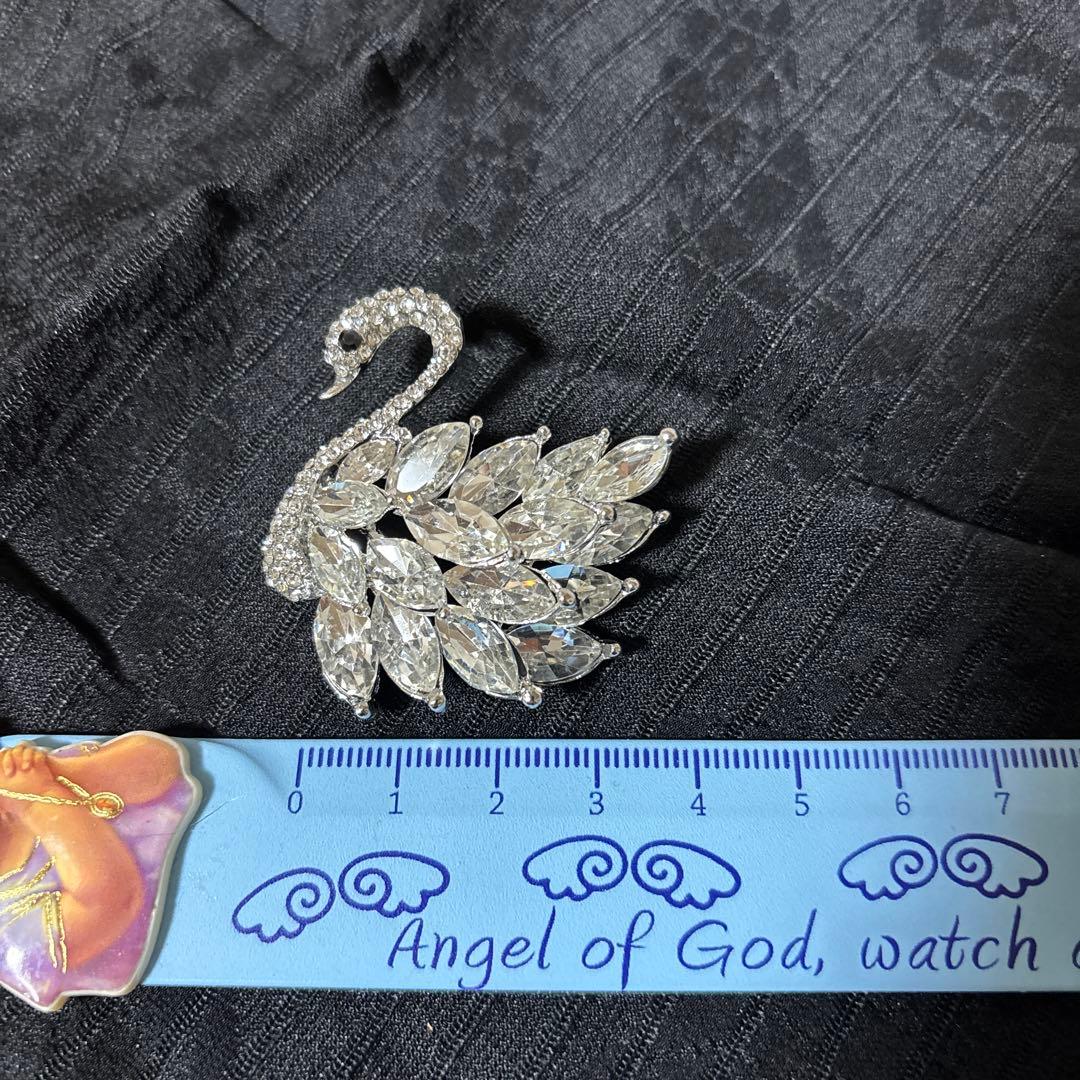 エレガントな白鳥デザインのブローチ - メルカリ