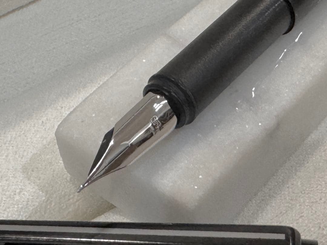 美品】モンブラン No1124 万年筆 漆黒ロードナイト鉱加工 - メルカリ
