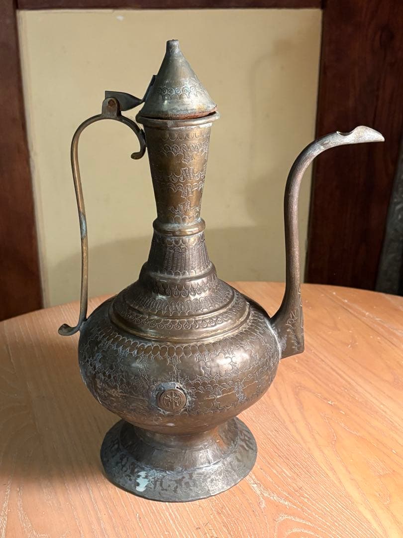 アンティーク 金属製 水差し、中近東？持ち手は、しっかりしています。 アンティーク 金属製 水差し、中近東？持ち手は、しっかりしています