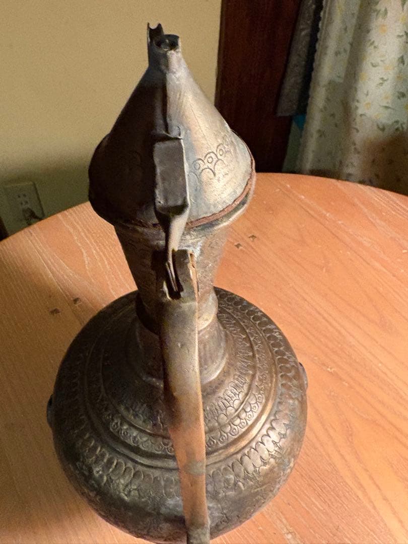 アンティーク 金属製 水差し、中近東？持ち手は、しっかりしています