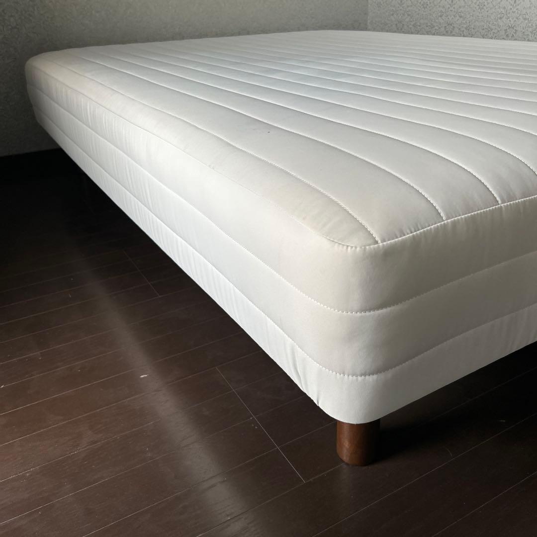 ホワイト ストライプデザイン 脚付きマットレス セミダブル