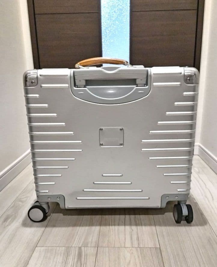 イノベーター キャリーケース アルミ シルバー 42L TSA イノベーター