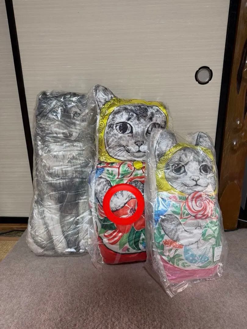 ヒグチユウコ ネコリョーシカ クッション - メルカリ