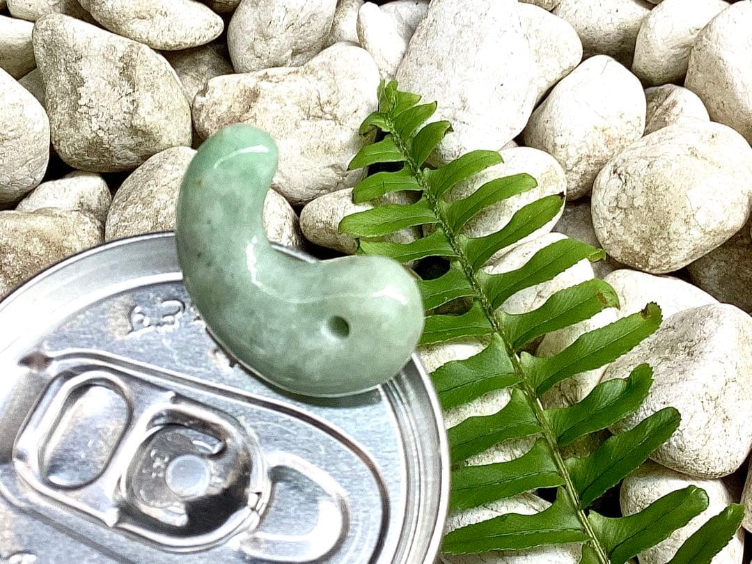 ✳綺麗な若草色 幸運導く緑の糸魚川翡翠勾玉 本物をお持ち