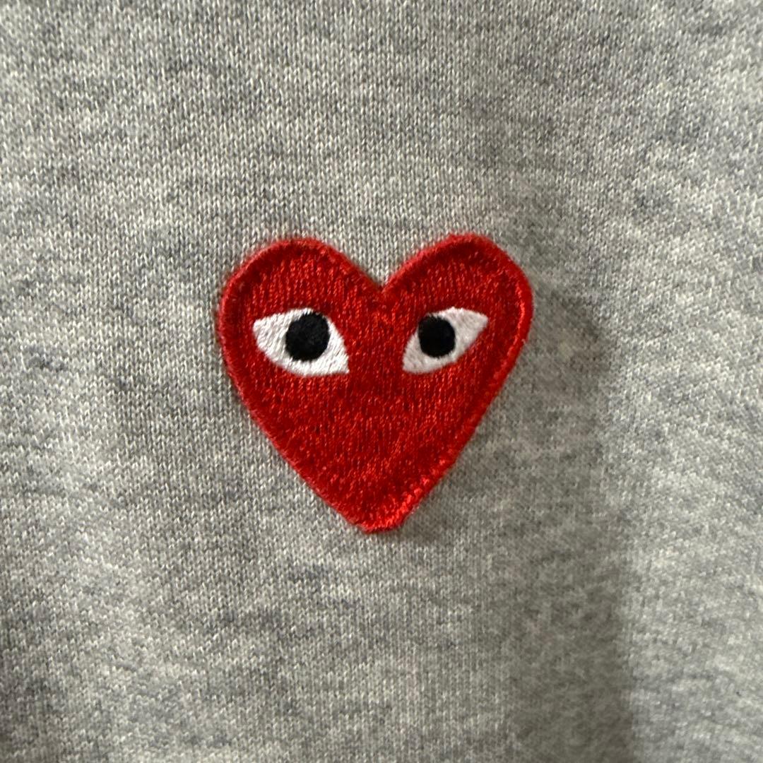 PLAY コムデギャルソン ワンポイントロゴ　パーカー ハートロゴ グレー L