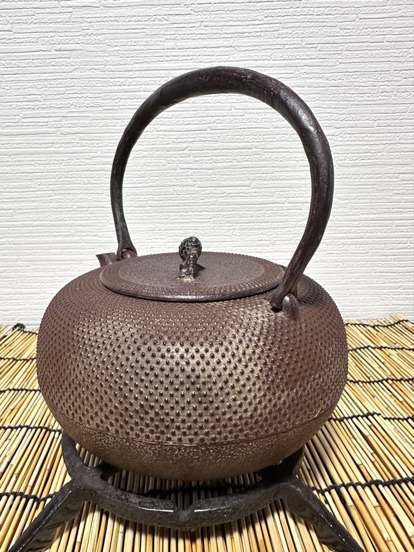 ＵＳＥＤ、良品　南部銘　南部釜師造１２型アラレ　鉄瓶　南部鉄瓶　南部鉄器　鉄瓶