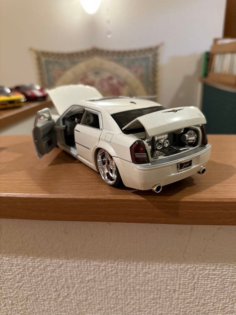 1/24 ホワイトのクライスラー 300C DUB CITY