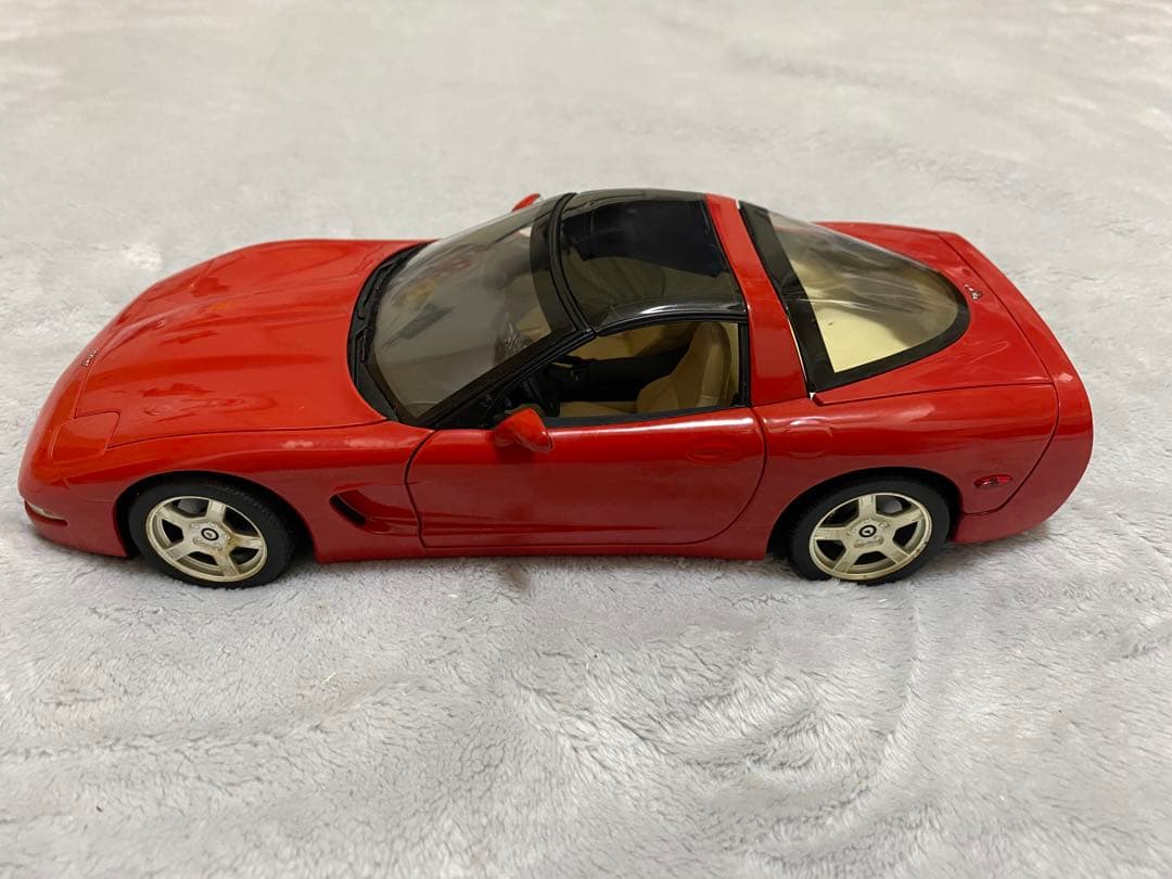 ミニカー UT CHEVROLET CORVETTE 1998 1/18