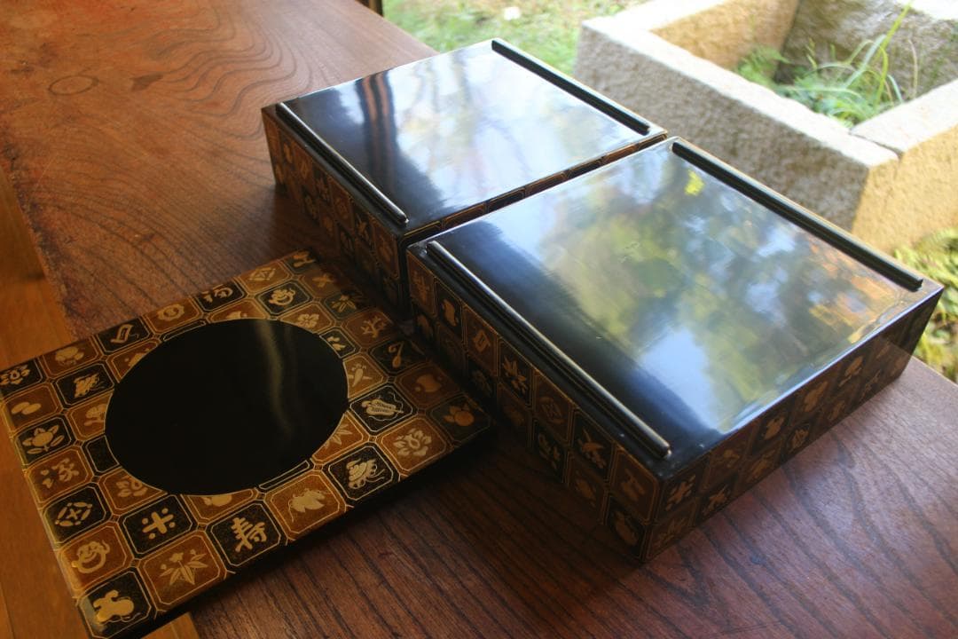 デッドストック！内朱金縁黒漆に極上宝尽蒔絵の映える二段重（検輪島塗重箱お重