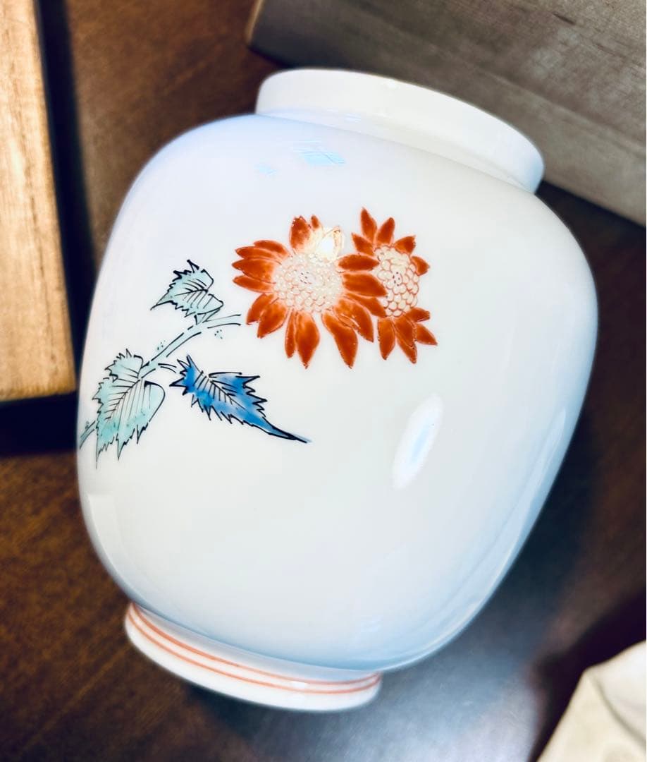 人間国宝　十三代　酒井田柿右衛門　濁手錦花　花瓶　共箱付き