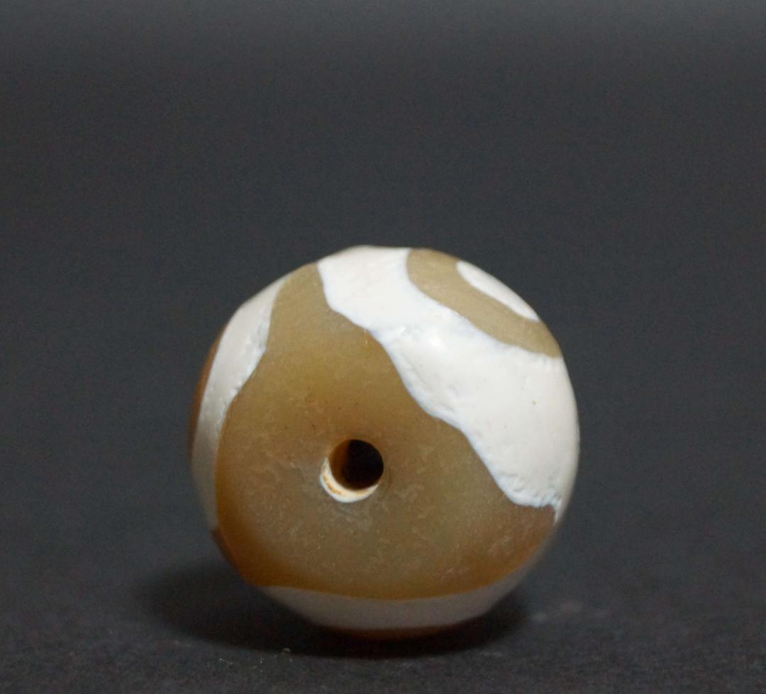 オールドチベットメノウ瑪瑙 『虎牙三眼天珠』根付緒締玉提げ物 Dzi