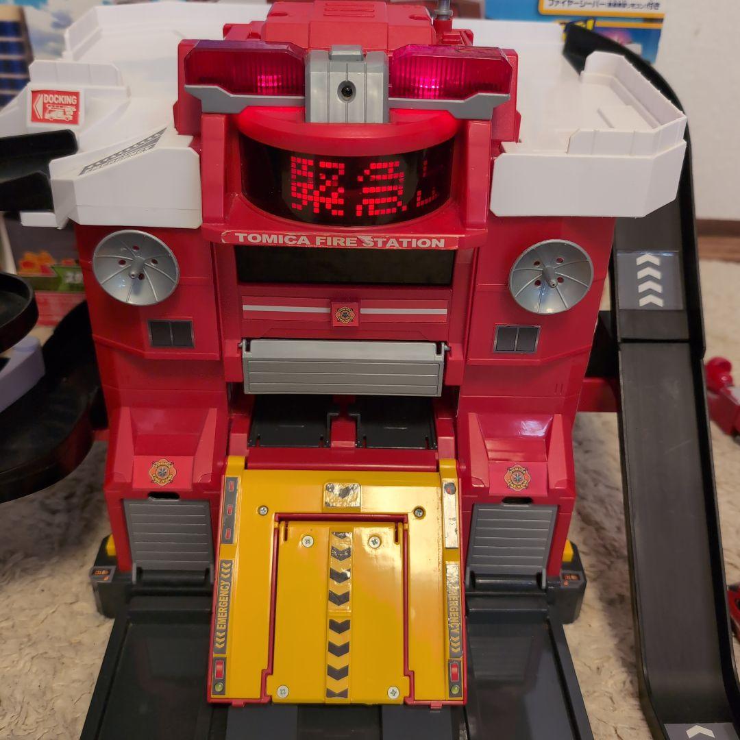 トミカ 変形ファイヤーステーション & ビックファイヤーエンジン セット