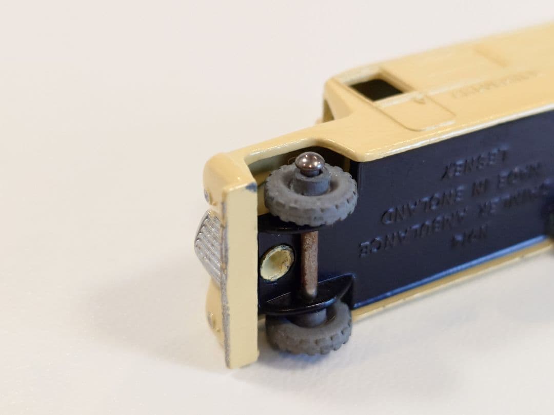 ミニカー MATCHBOX No.14 DAIMLER AMBULANCE