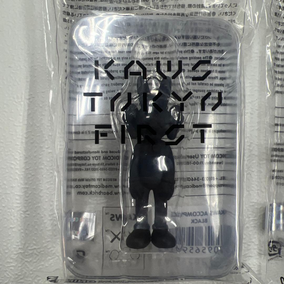 KAWS TOKYO FIRSTキーホルダーチャーム　ピンク ブラック　2点