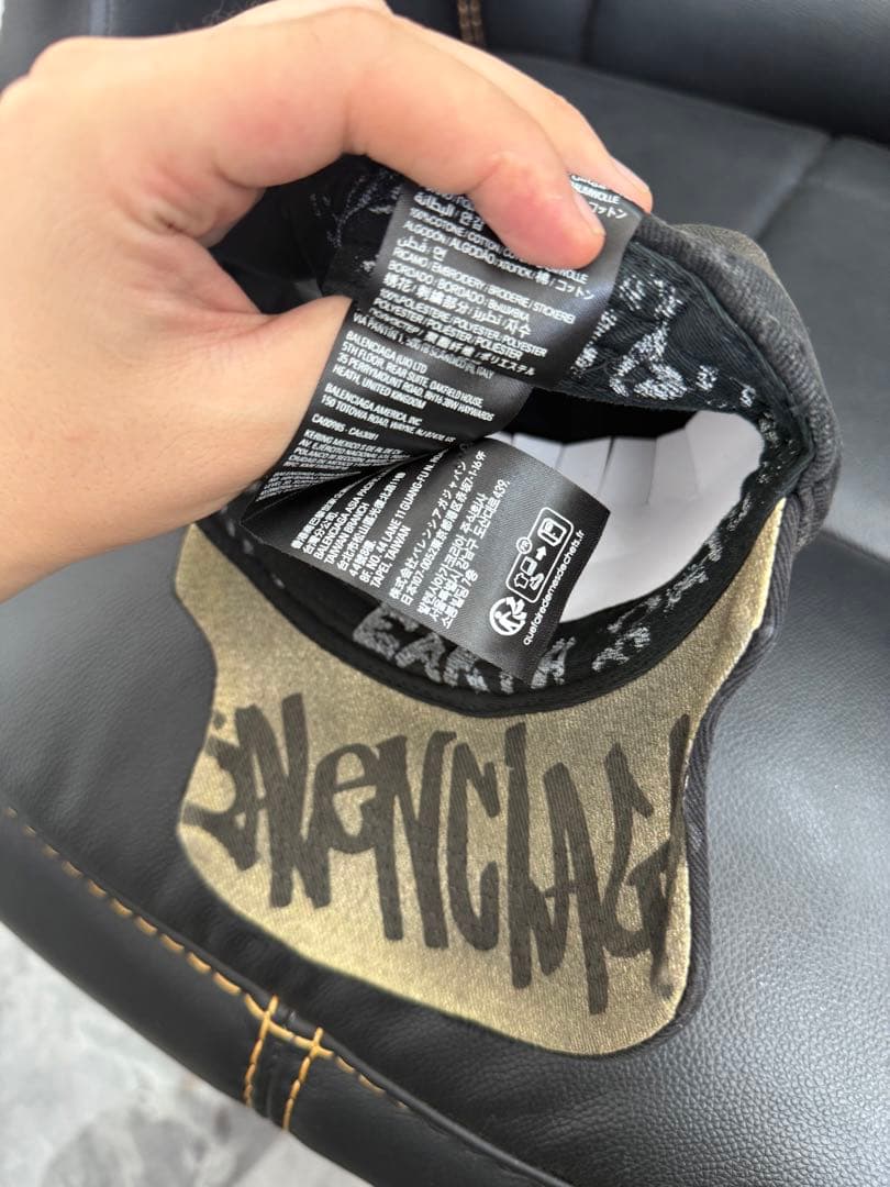 BALENCIAGAバレンシアガ ダークグレー キャップダメージデザイン