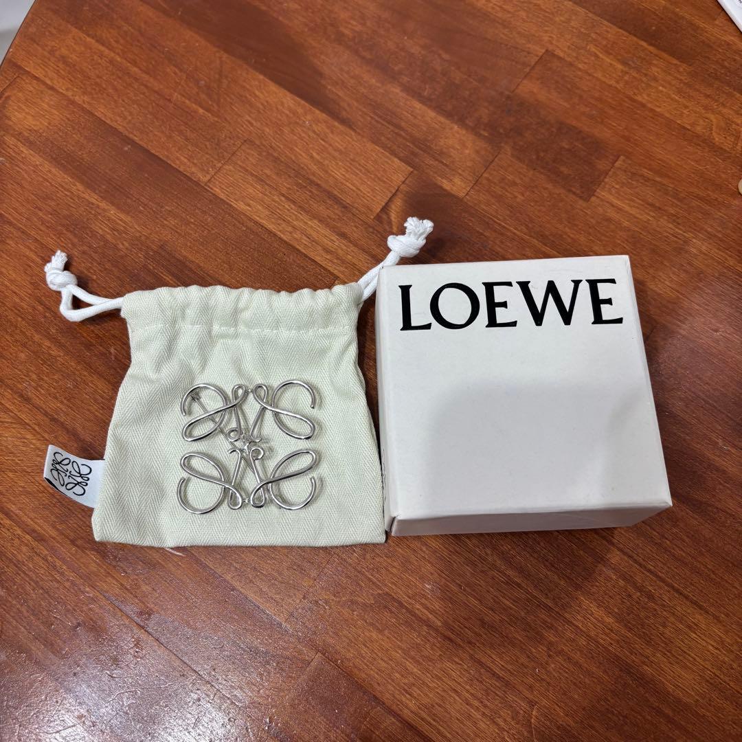 LOEWE ブローチ シルバー - メルカリ