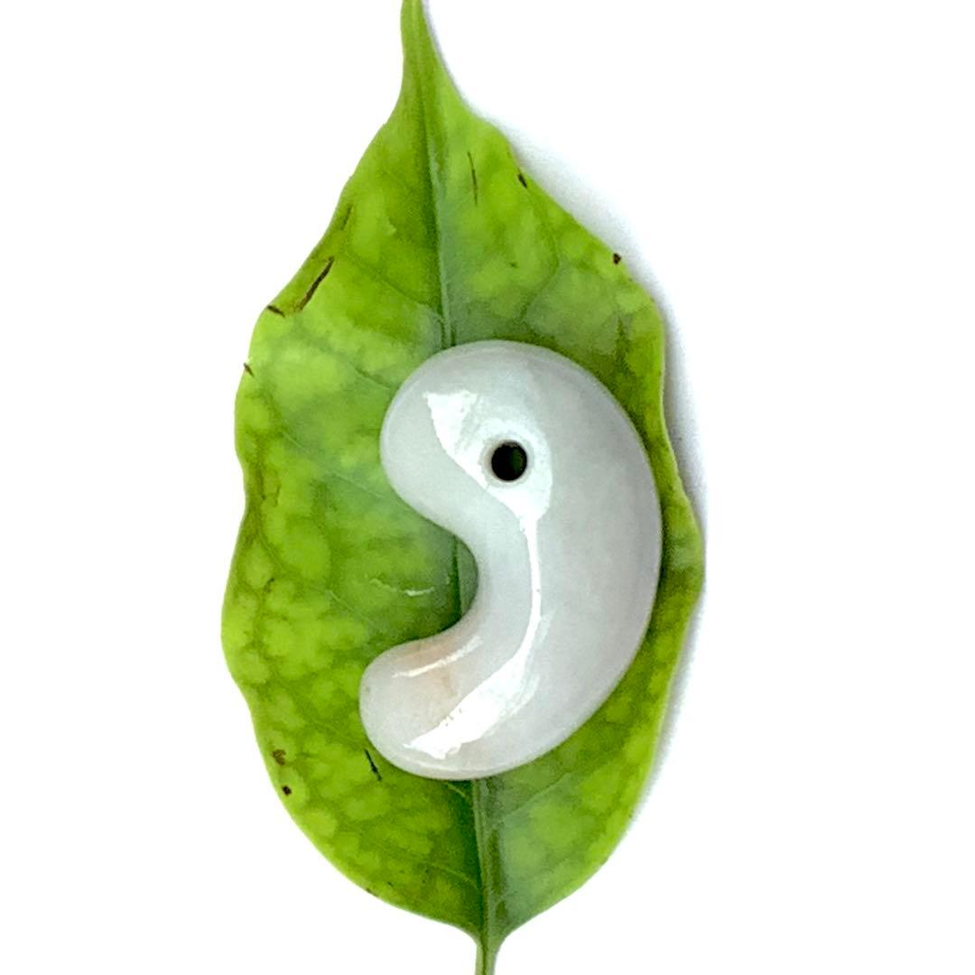 ✳見た事ありませんよね‼️オレンジ混ざり 糸魚川翡翠勾玉 本物