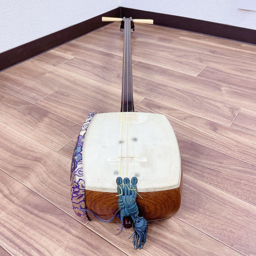三味線 トチ紅木 綾杉胴 細棹 一本溝 猫皮 天然素材糸巻き