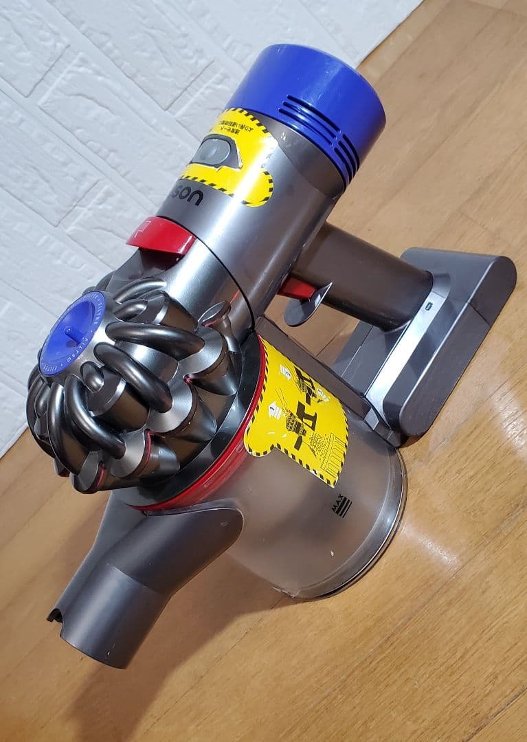 ダイソン SV11 掃除機本体・レッドパイプ含2本・ノズル付、壁掛け 掃除