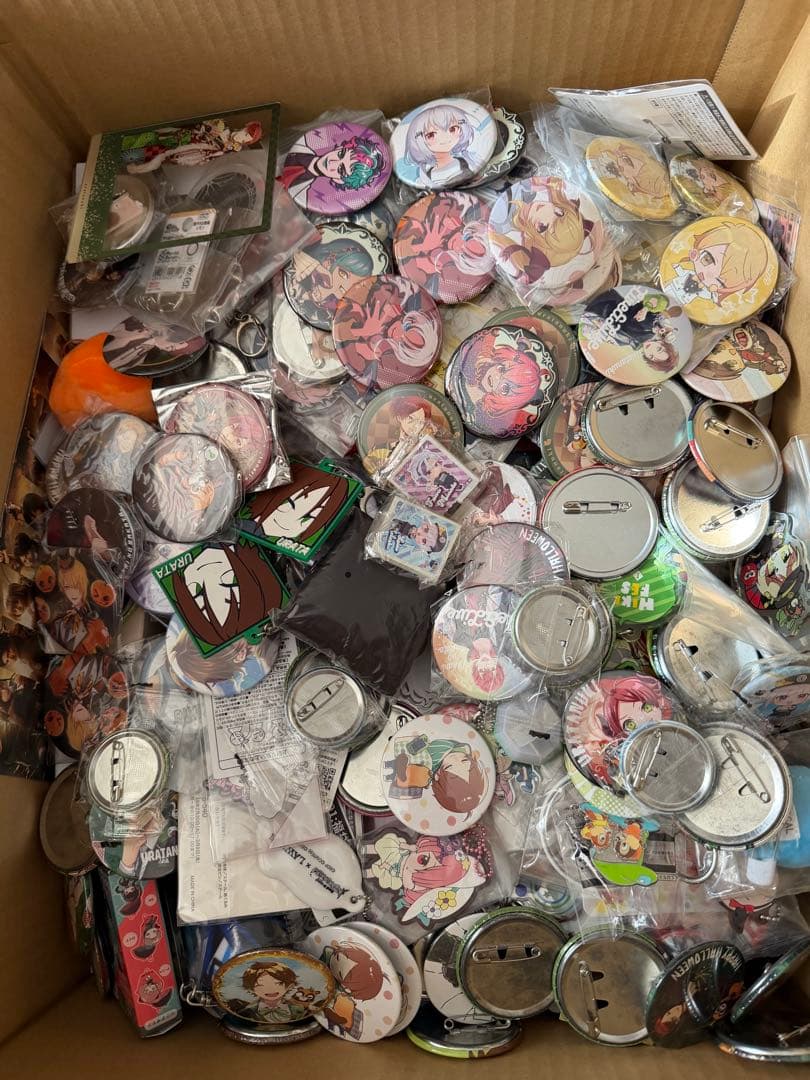 大量　アニメグッズ　まとめ売りセット　缶バッジ　キーホルダー
