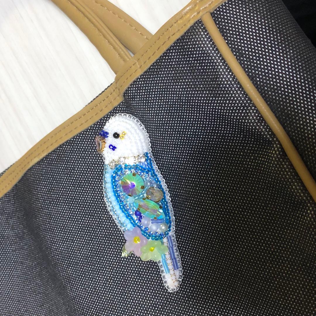 ビーズ刺繍ブローチorバッグチャーム‪☆セキセイインコ 水色＆白‬‬