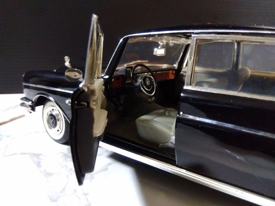 メルセデス・ベンツ 300 SE( ハネベン) 1/18 ブラック