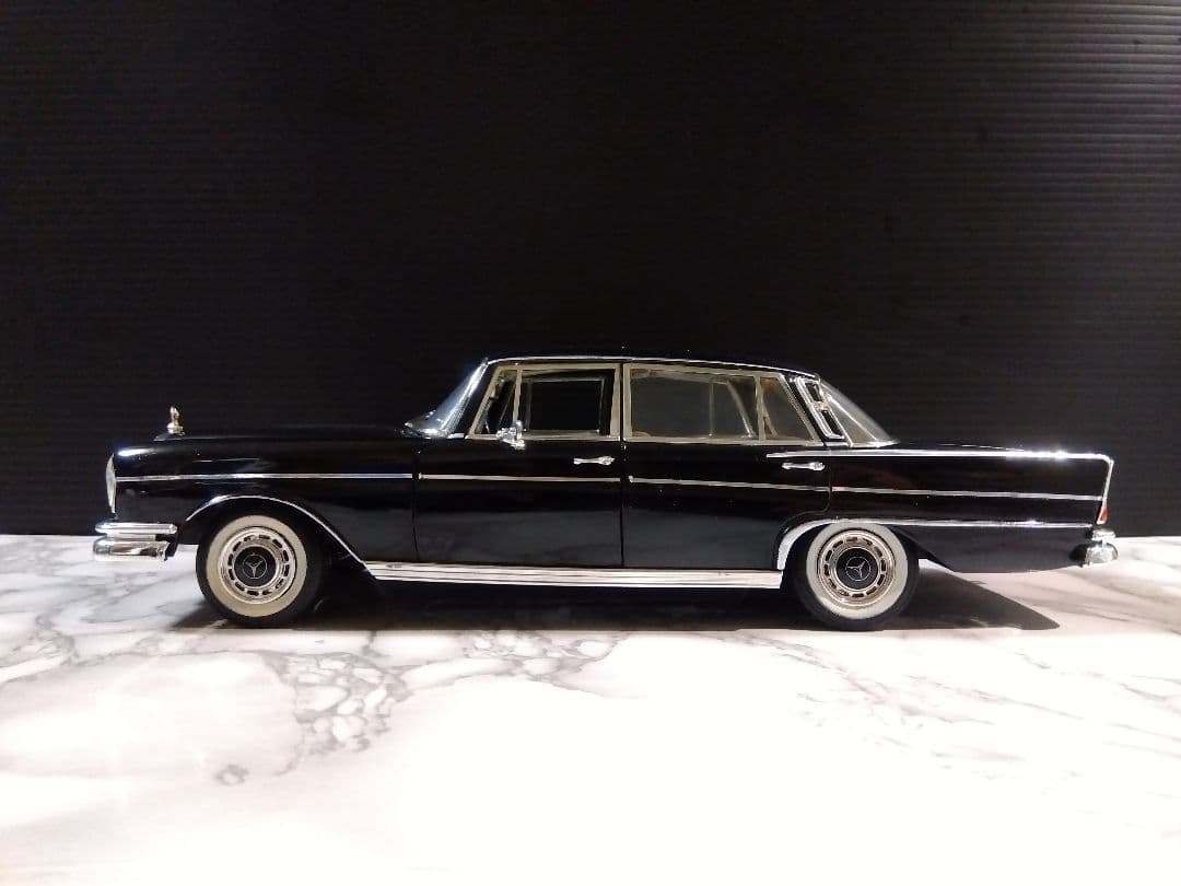 メルセデス・ベンツ 300 SE( ハネベン) 1/18 ブラック