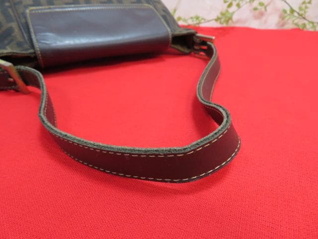 n*u様 6ee1484　FENDIフェンディ　ズッカ柄　セミショルダー